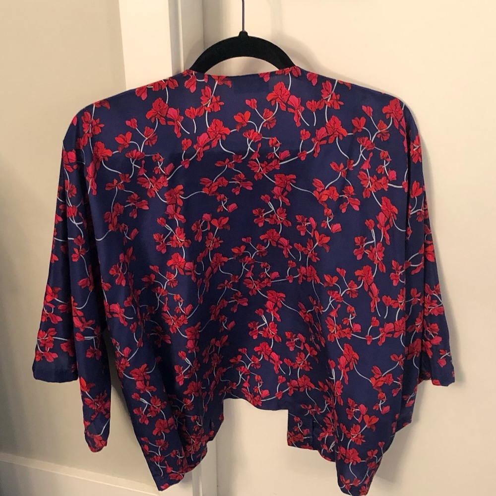 Jigsaw Short Kimono Top - Blue with beautiful red flower pattern